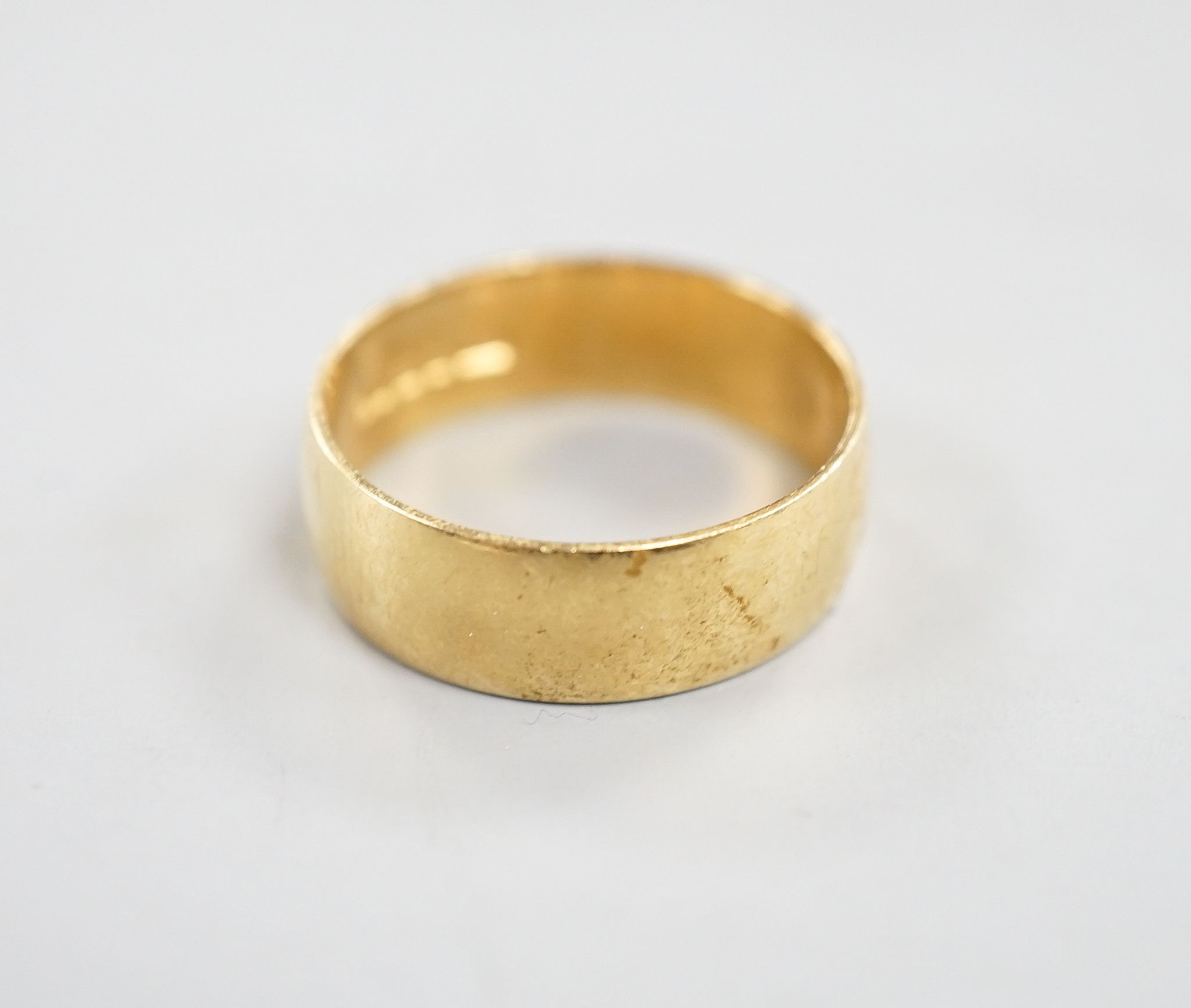 An 18ct gold wedding band, size U, 6.9 grams.